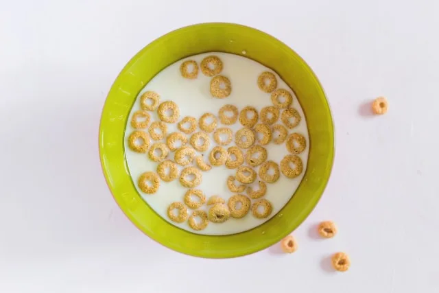 What are the Calories in a Bowl of Cheerios with Milk?