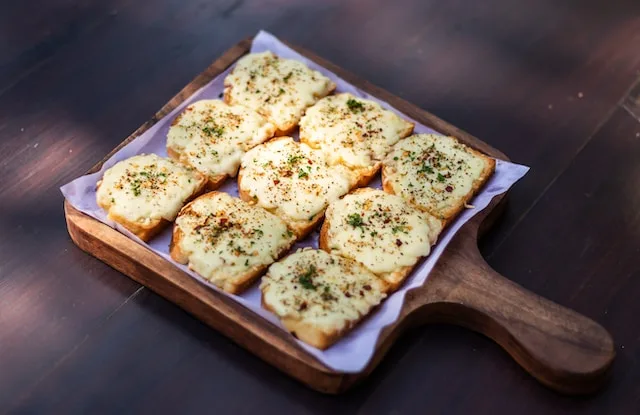 What is the Difference Between Garlic Bread and Pizza in terms of Calories?