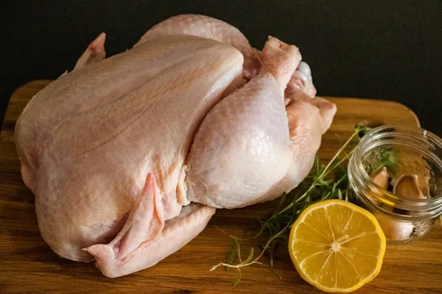 How much protein and calories are there in 300 grams of raw chicken?