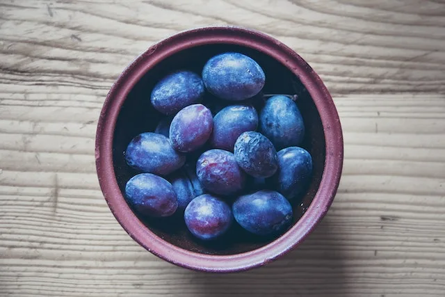 How many Calories are in a Large Black Plum?