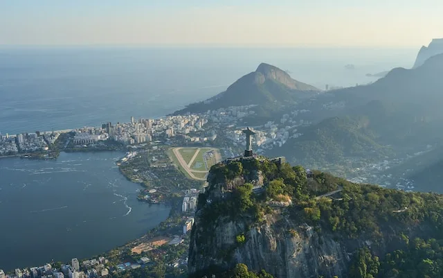 Qual é o país mais Distante do Brasil?